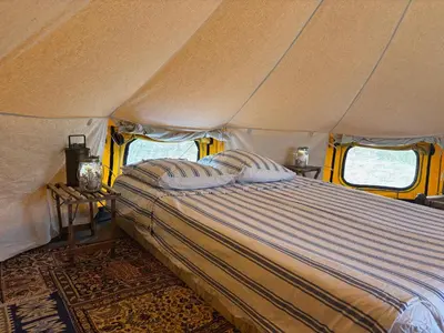 Un ou plusieurs lits dans un hébergement de l'établissement Discover Our New Glamping Tent Experience at the Mont Gapier