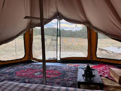 Un ou plusieurs lits dans un hébergement de l'établissement Discover Our New Glamping Tent Experience at the Mont Gapier