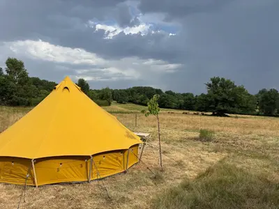 Paysage naturel près de la tente de luxe
