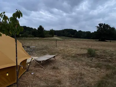 Paysage naturel près de la tente de luxe