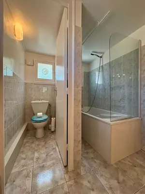 Salle de bains dans l'établissement Casa Les Combes - Maison typique climatisé avec jardin