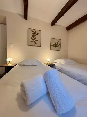 Un ou plusieurs lits dans un hébergement de l'établissement Casa Les Combes - Maison typique climatisé avec jardin
