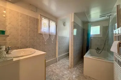 Salle de bains dans l'établissement Casa Les Combes - Maison typique climatisé avec jardin