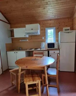 Cuisine ou kitchenette dans l'établissement Chalet nature et lac dans parc résidentiel de loisirs