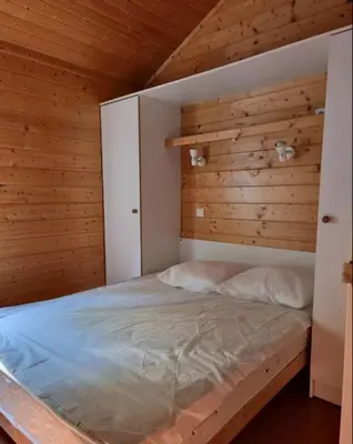 Un ou plusieurs lits dans un hébergement de l'établissement Chalet nature et lac dans parc résidentiel de loisirs