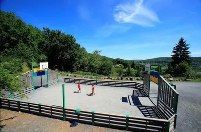 Aire de jeux pour enfants de l'établissement Chalet nature et lac dans parc résidentiel de loisirs