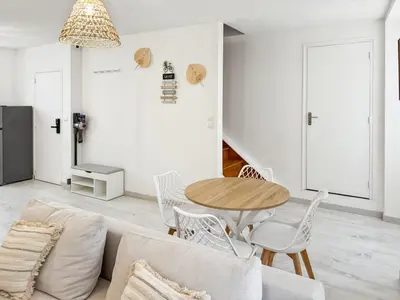 Coin salon dans l'établissement Appartement rénové, lumineux au centre de Vic