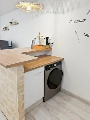 Cuisine ou kitchenette dans l'établissement Appartement rénové, lumineux au centre de Vic