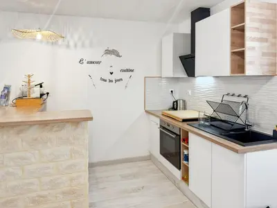 Cuisine ou kitchenette dans l'établissement Appartement rénové, lumineux au centre de Vic