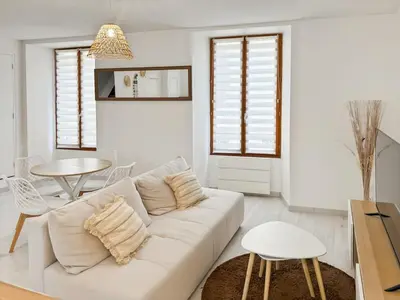 Coin salon dans l'établissement Appartement rénové, lumineux au centre de Vic