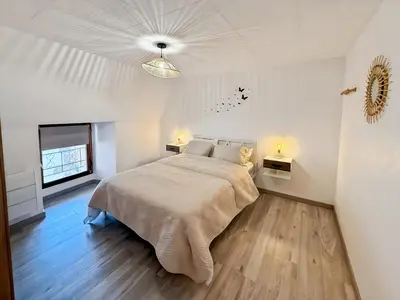 Un ou plusieurs lits dans un hébergement de l'établissement Appartement rénové, lumineux au centre de Vic