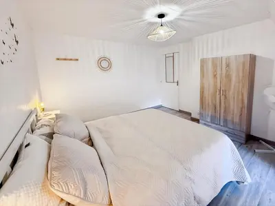 Un ou plusieurs lits dans un hébergement de l'établissement Appartement rénové, lumineux au centre de Vic