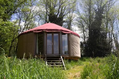 Jardin de l'établissement Yourte en Corrèze - La Main Sauvage
