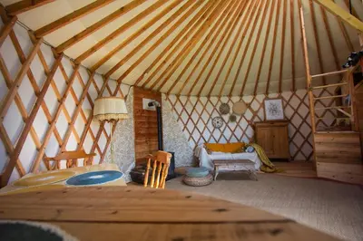 Coin salon dans l'établissement Yourte en Corrèze - La Main Sauvage
