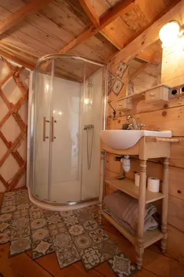 Salle de bains dans l'établissement Yourte en Corrèze - La Main Sauvage