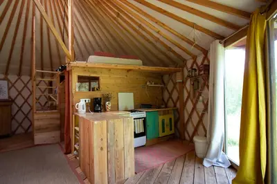 Cuisine ou kitchenette dans l'établissement Yourte en Corrèze - La Main Sauvage
