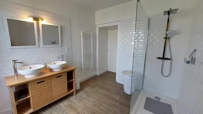 Salle de bains dans l'établissement Grand gite familial 5 chambres à Ally, dans le Cantal à côté de Salers