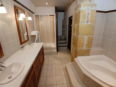 Salle de bains dans l'établissement Manoir du Boscau, Jean Moulierat