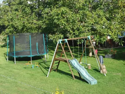 Aire de jeux pour enfants de l'établissement Chalet Vert 10 min à pied du centre ville d'Argentat-sur-Dordogne