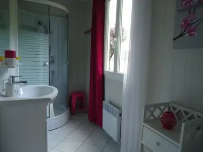 Salle de bains dans l'établissement Chalet Vert 10 min à pied du centre ville d'Argentat-sur-Dordogne