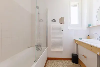 Salle de bains dans l'établissement Source Fenestre - Proche Puy de Sancy