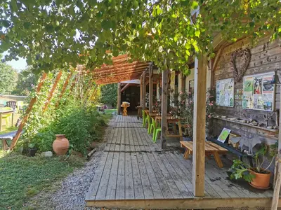 Jardin de l'établissement Chalet en plein nature, gorges de la Dordogne