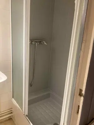 Salle de bains dans l'établissement Studio CENTRE Mont Dore, Volière des Pics 2pers15m2 parking Gratuit chemin randonnée