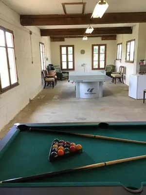 Billard dans l'établissement Barracat Gite