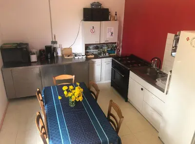 Cuisine ou kitchenette dans l'établissement Gîte de groupe Viam 19170