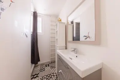 Salle de bains dans l'établissement Les Fleurs - Proche Du Mont-Dore