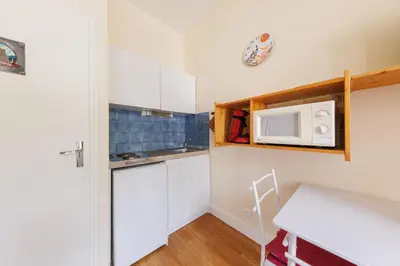 Cuisine ou kitchenette dans l'établissement Les Fleurs - Proche Du Mont-Dore