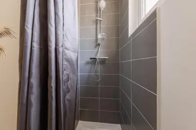 Salle de bains dans l'établissement Les Fleurs - Proche Du Mont-Dore