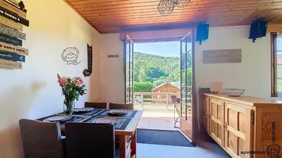 Vue générale sur la montagne ou vue sur la montagne depuis le chalet