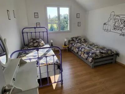 Un ou plusieurs lits dans un hébergement de l'établissement Chambres d'hôtes avec piscine pour max 4 adultes ou 2 adultes et 3 enfants