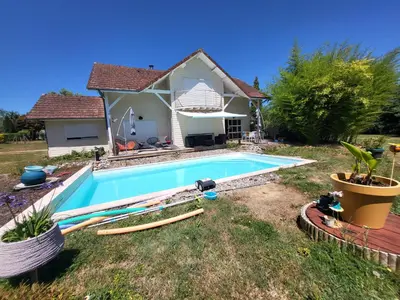 Piscine de l'établissement Chambres d'hôtes avec piscine pour max 4 adultes ou 2 adultes et 3 enfants ou située à proximité