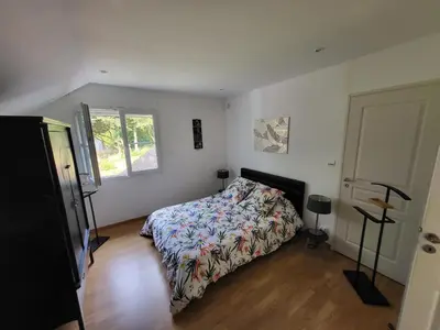 Un ou plusieurs lits dans un hébergement de l'établissement Chambres d'hôtes avec piscine pour max 4 adultes ou 2 adultes et 3 enfants