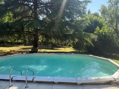 Piscine de l'établissement Nuit astrale en pleine nature ou située à proximité