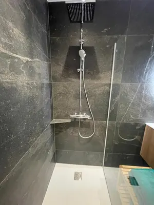Salle de bains dans l'établissement La Belle Noiera