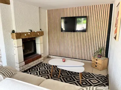 Télévision ou salle de divertissement dans l'établissement Maison de ville avec jardin