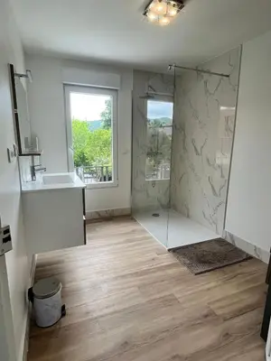 Salle de bains dans l'établissement Maison de ville avec jardin
