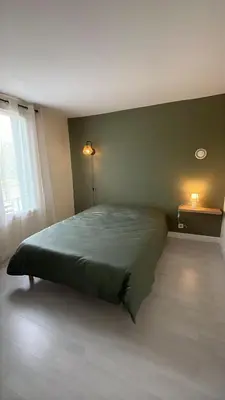 Un ou plusieurs lits dans un hébergement de l'établissement Maison de ville avec jardin