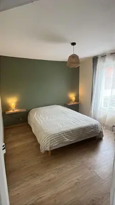 Un ou plusieurs lits dans un hébergement de l'établissement Maison de ville avec jardin