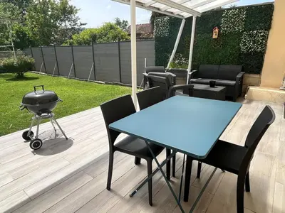 Terrasse ou espace extérieur de l'établissement Maison de ville avec jardin
