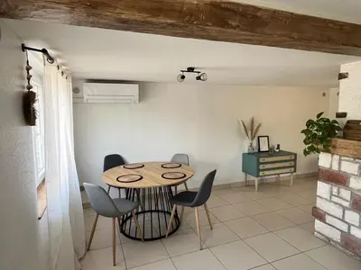 Coin salon dans l'établissement Maison de ville avec jardin