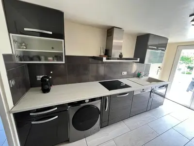 Cuisine ou kitchenette dans l'établissement Maison de ville avec jardin