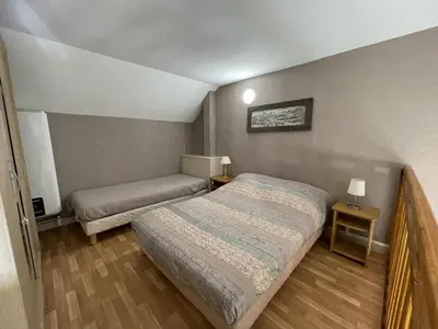 Un ou plusieurs lits dans un hébergement de l'établissement Charmant Duplex pour 5 pers., Wi-Fi & Parking au Lioran - FR-1-787-108