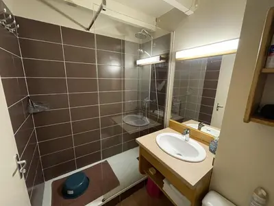 Salle de bains dans l'établissement Charmant Duplex pour 5 pers., Wi-Fi & Parking au Lioran - FR-1-787-108