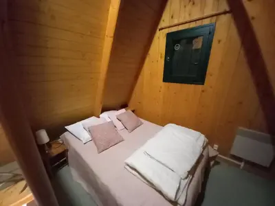 Un ou plusieurs lits dans un hébergement de l'établissement Chalet individuel chaleureux au pied des pistes - FR-1-787-128
