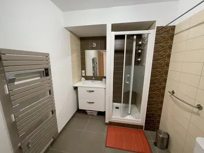 Salle de bains dans l'établissement Bel appartement T3 avec balcon sud et wifi, proche pistes - FR-1-787-130