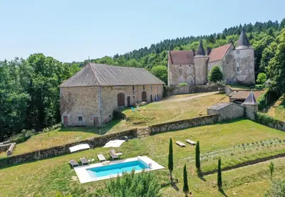 Piscine de l'établissement Le Refuge de la Tardes ou située à proximité
